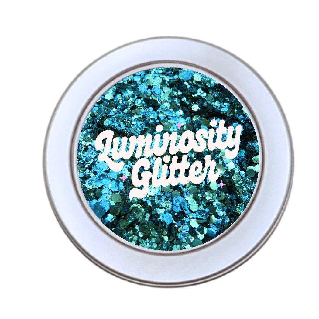 30 gram bulk glitter by Luminosity Glitter. The ocean glitter blend has been made with blue, green and a touch of turquoise.