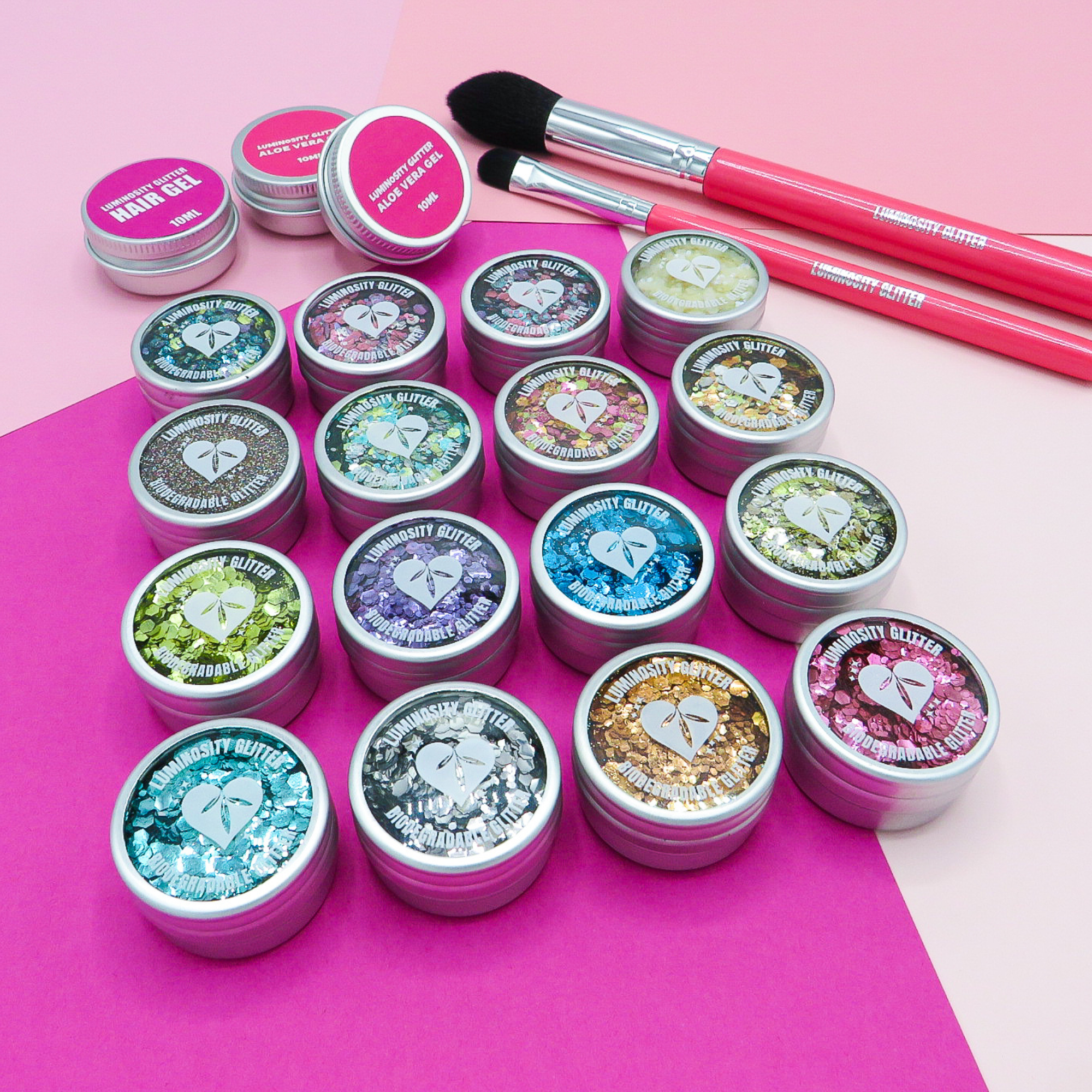 The super sparkle eco glitter kit by Luminosity Glitter has 16 eco friendly glitter pots, two brushes, two pots of aloe vera gel and one pot of Vegan hair gel for application.