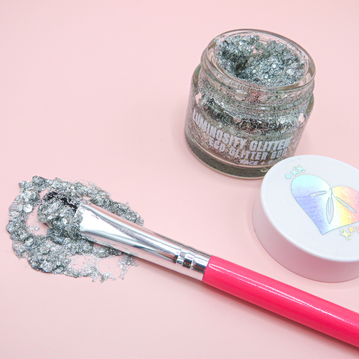 Eco glitter goo is a biodegradable and natural cosmetic glitter gel. Suitable for your face and body